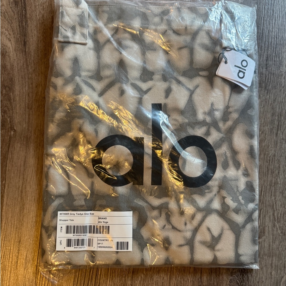NWT Alo Yoga Gray and Black Tote Bag